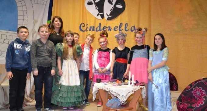 Przedstawienie „Cinderella”, czyli „Kopciuszek” w wersji anglojęzycznej.