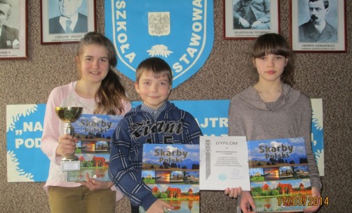 Zwycięstwo uczniów SP w Łomnie w Turnieju Turystyczno-Krajoznawczym