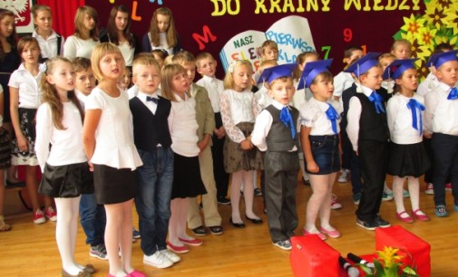 Dzień Edukacji Narodowej i uroczystość ślubowania uczniów klasy pierwszej Szkoły Podstawowej w Łomnie