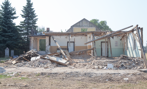 Trwa rozbiórka starego budynku Ośrodka Zdrowia w Kałkowie