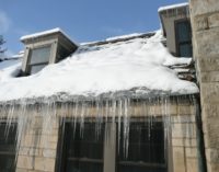 Usuwanie śniegu i sopli z dachów