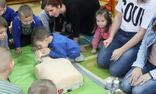 Chybickie przedszkolaki uczą się udzielania pierwszej pomocy