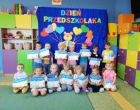 Czterolatki świętują Ogólnopolski Dzień Przedszkolaka