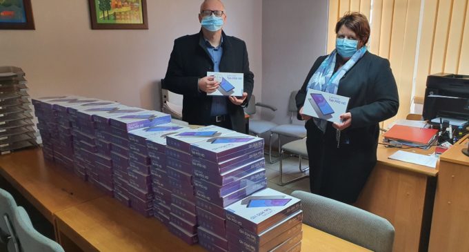 115 nowoczesnych tabletów trafi do uczniów szkół z terenu gminy Pawłów