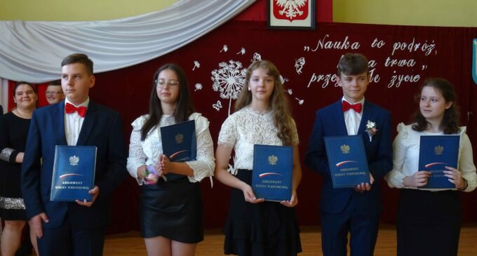 Uroczyste zakończenie roku szkolnego 2021/2022 w Publicznej Szkole Podstawowej w Łomnie
